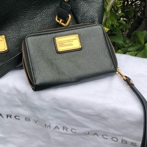 SOLD: Classic Q wristlet wallet